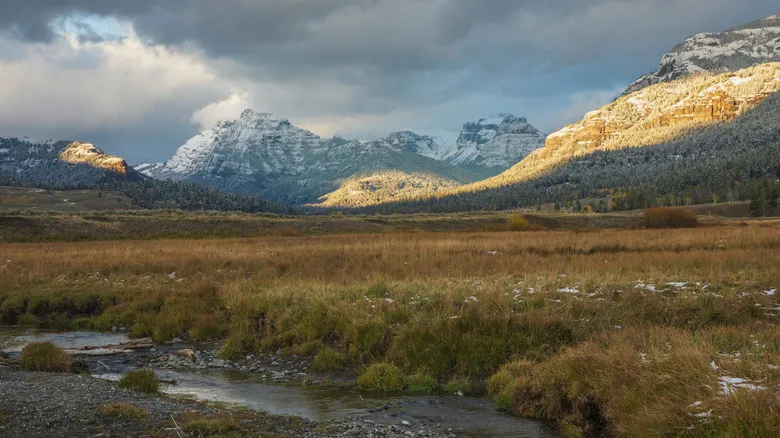 Explora las Montañas Rocosas: Guía Definitiva de Aventuras Naturales y Parques Nacionales