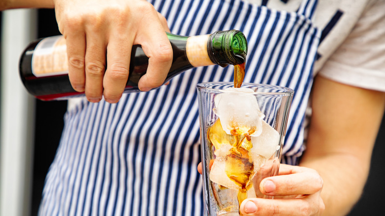 Fernet con Coca: Un Ícono Cultural y Bebida Nacional de Argentina