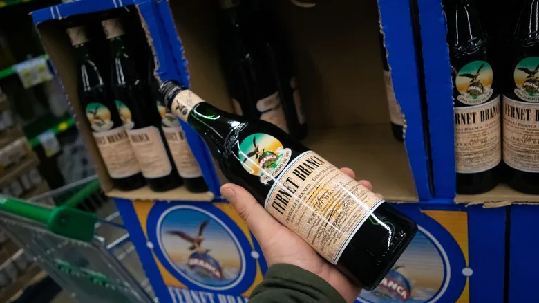 Fernet con Coca: Un Ícono Cultural y Bebida Nacional de Argentina
