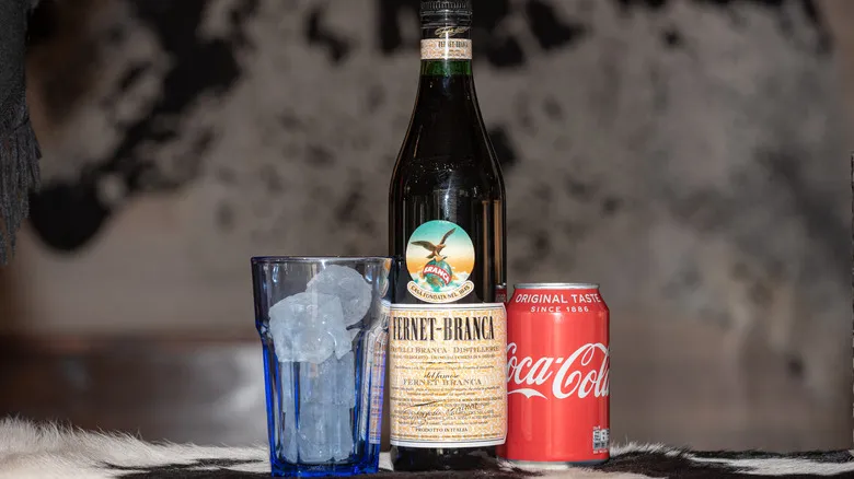 Fernet con Coca: Un Ícono Cultural y Bebida Nacional de Argentina