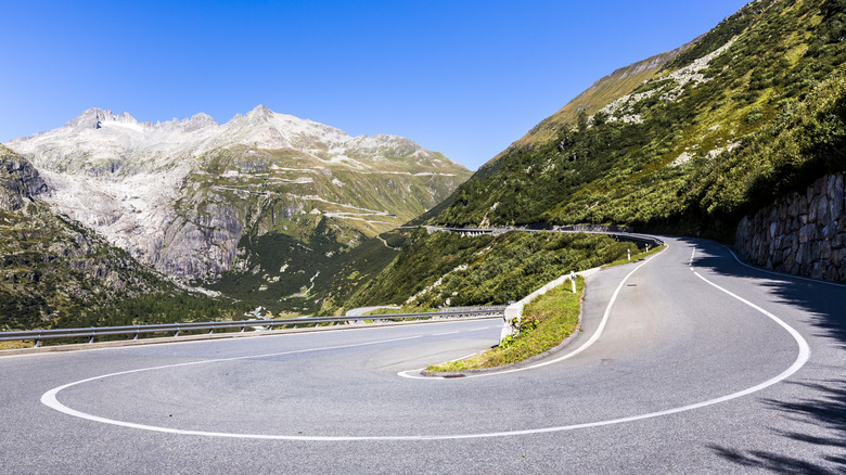 Furka Pass: Un Viaje Épico en los Alpes Suizos Tras los Pasos de James Bond