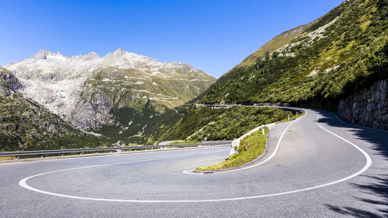 Furka Pass: Un Viaje Épico en los Alpes Suizos Tras los Pasos de James Bond