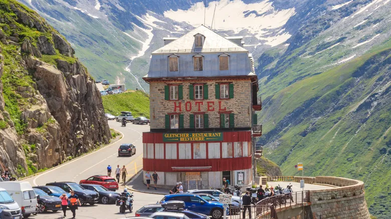 Furka Pass: Un Viaje Épico en los Alpes Suizos Tras los Pasos de James Bond