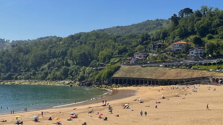 Getaria: Un Viaje Inolvidable por la Costa Vasca, Cuna del Txakoli y la Historia