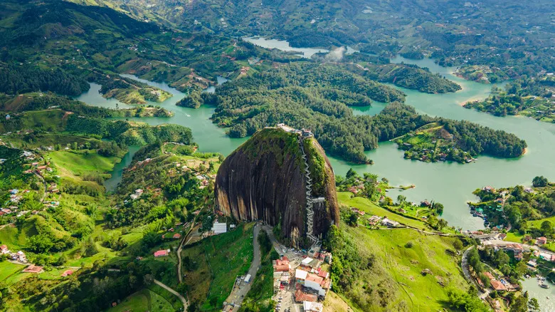 Guatapé, Colombia: Una Joya Vibrante entre Lagos y Montañas para tu Próxima Aventura