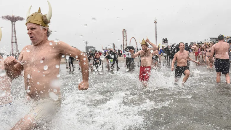 Inmersión en Aguas Heladas: Destinos y Consejos de Seguridad para tu Próximo Chapuzón Polar