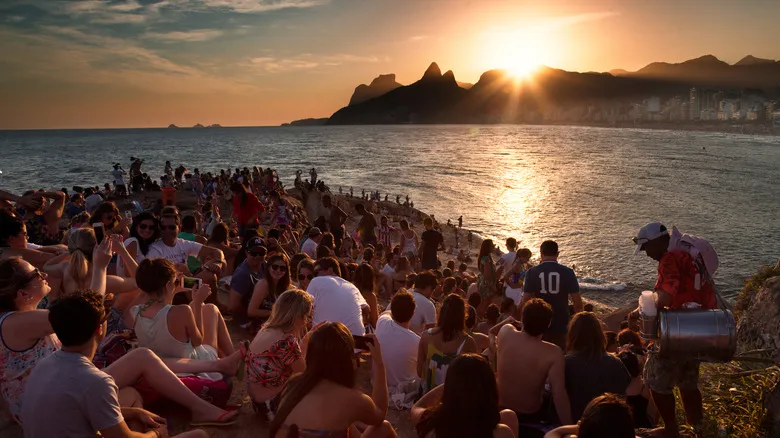 Ipanema: Guía Definitiva de la Playa Icónica y sus Atardeceres Mágicos en Río de Janeiro