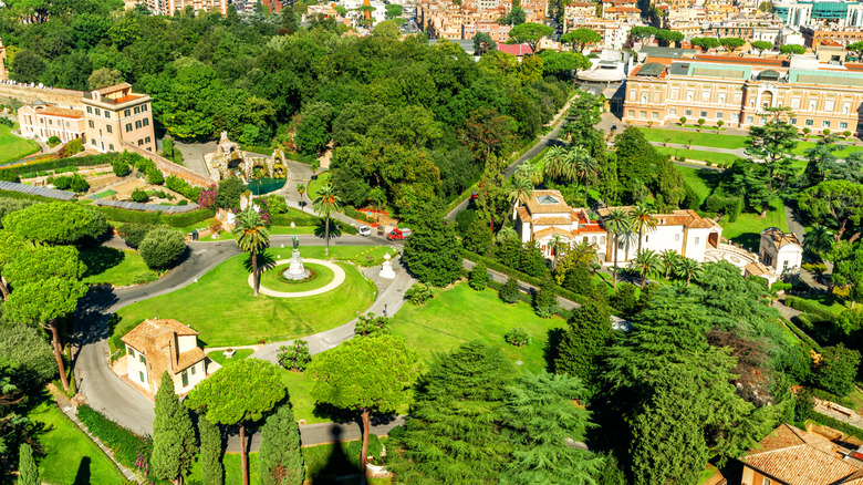 Jardines del Vaticano: Un Oasis Escondido de Historia y Arte en Roma