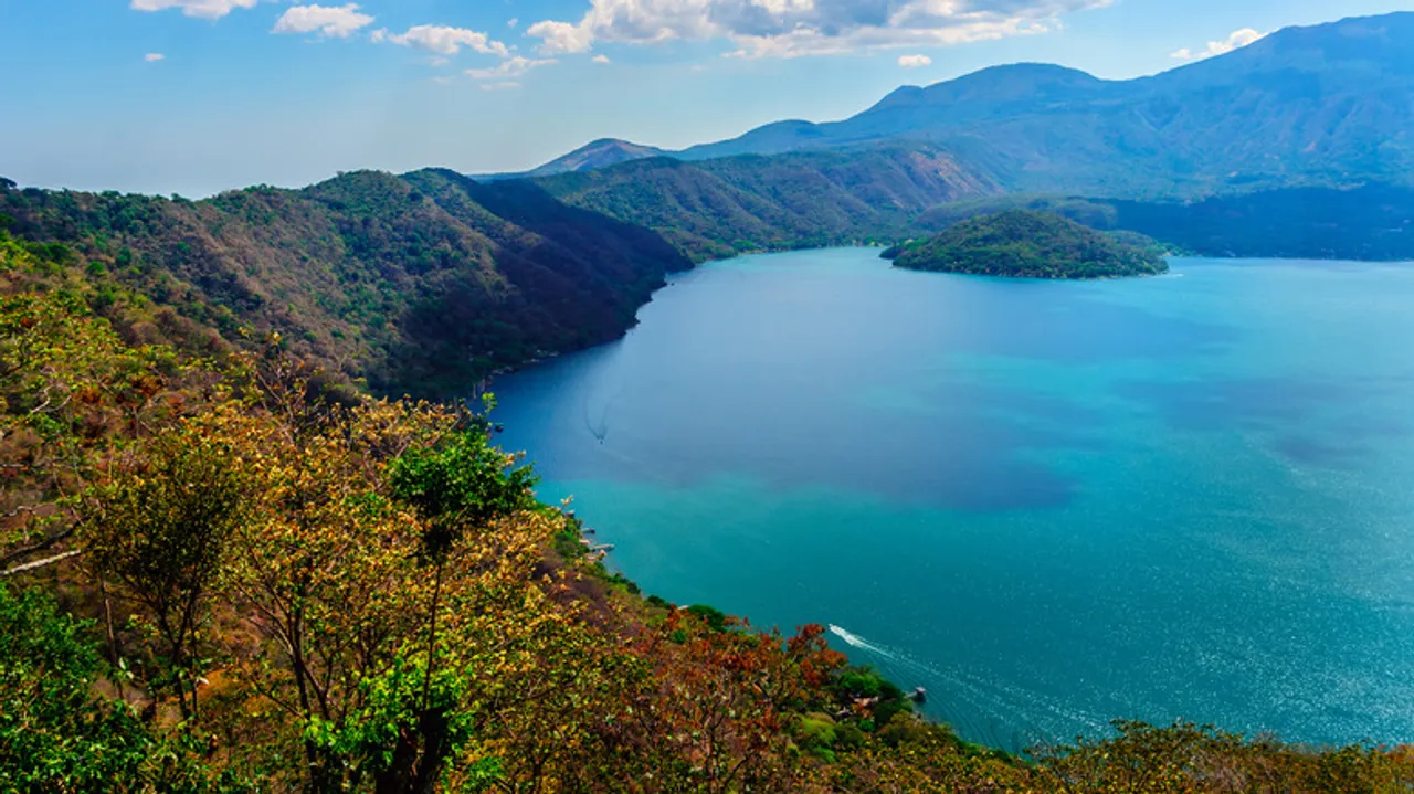 Lago de Coatepeque: El Destino Volcánico de El Salvador con Aguas Turquesas Cambiantes