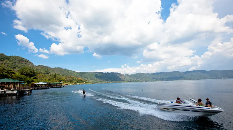 Lago de Coatepeque: El Destino Volcánico de El Salvador con Aguas Turquesas Cambiantes