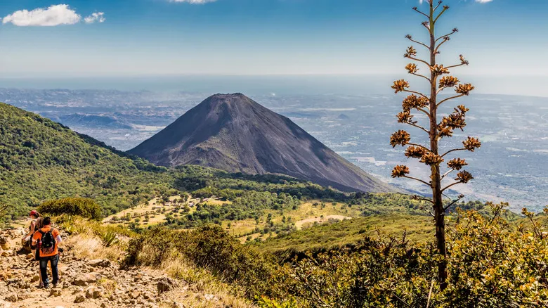 Lago de Coatepeque: El Destino Volcánico de El Salvador con Aguas Turquesas Cambiantes