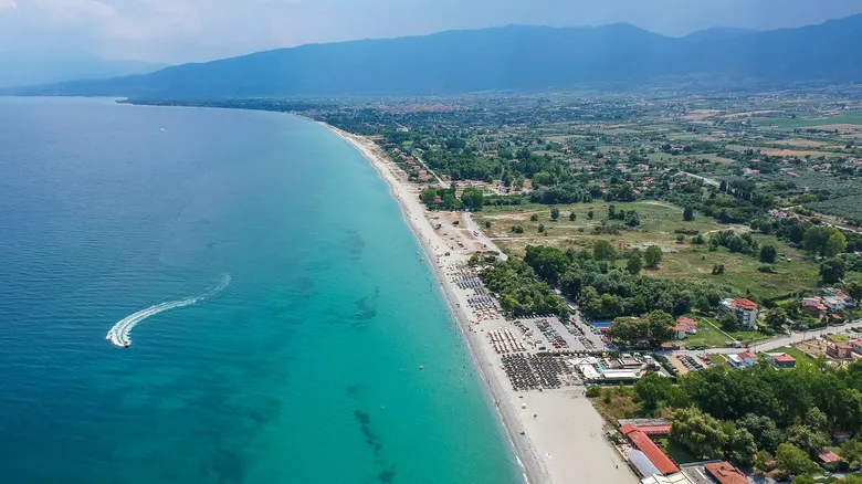Litochoro, Grecia: Su Refugio Sereno entre el Monte Olimpo y el Egeo Azul