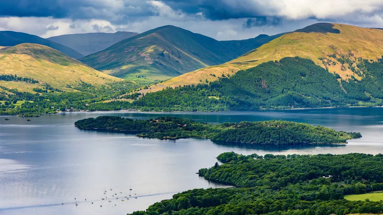 Loch Lomond: Explorando la Majestuosidad Natural y Cultural de las Tierras Altas de Escocia