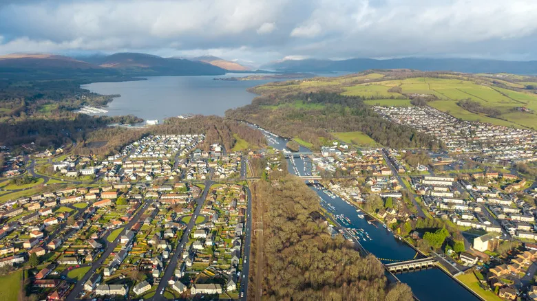 Loch Lomond: Explorando la Majestuosidad Natural y Cultural de las Tierras Altas de Escocia