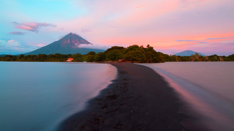 Nicaragua: Un Viaje Inolvidable por Volcanes Activos y Biodiversidad Exuberante
