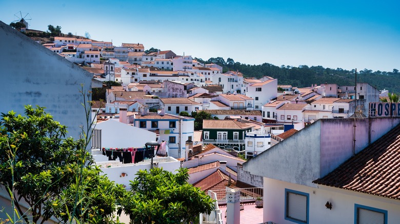 Odeceixe, Algarve: La Joya Escondida de Portugal con Playas Premiadas y Encanto Histórico