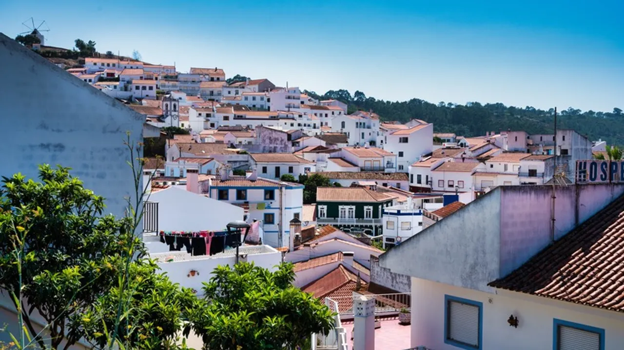 Odeceixe, Algarve: La Joya Escondida de Portugal con Playas Premiadas y Encanto Histórico