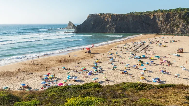 Odeceixe, Algarve: La Joya Escondida de Portugal con Playas Premiadas y Encanto Histórico