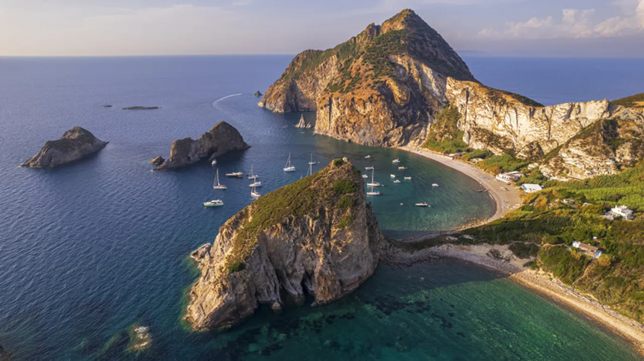 Palmarola: La Isla Italiana Deshabitada, un Paraíso Natural por Descubrir