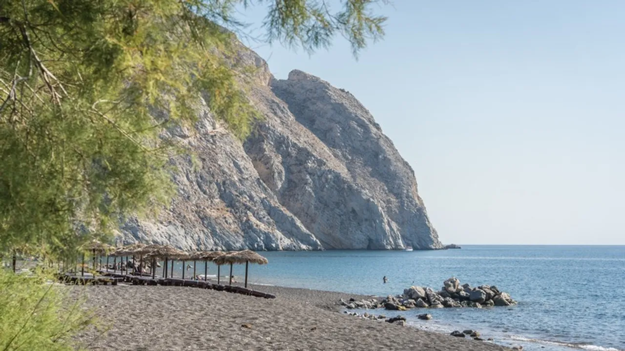 Perivolos, Santorini: Tu Refugio Familiar en el Paraíso de Arena Negra