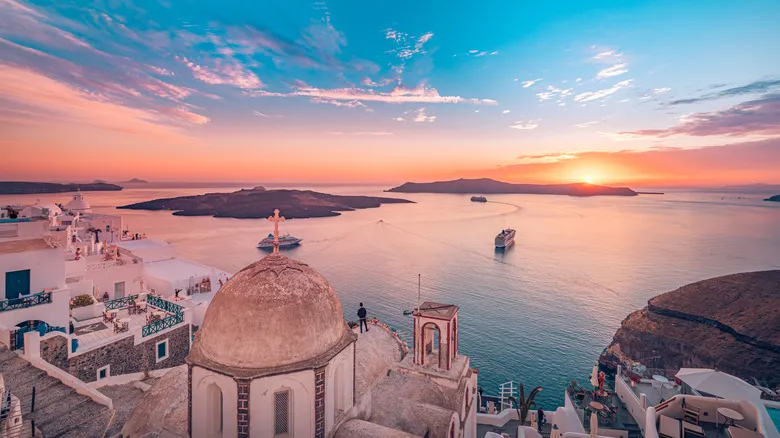 Perivolos, Santorini: Tu Refugio Familiar en el Paraíso de Arena Negra