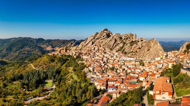 Pietrapertosa: Descubre la Joya Escondida de Basilicata y la Aventura en las Dolomitas Lucanas