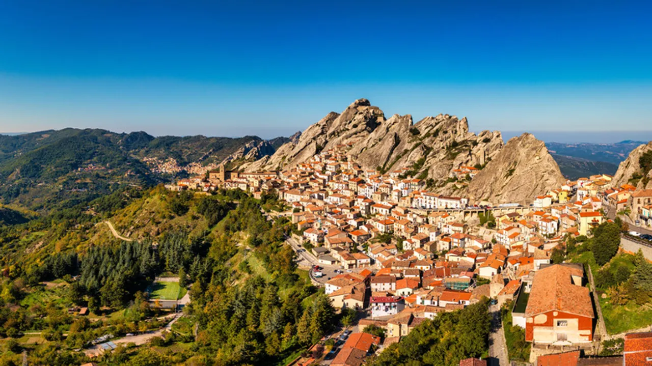 Pietrapertosa: Descubre la Joya Escondida de Basilicata y la Aventura en las Dolomitas Lucanas
