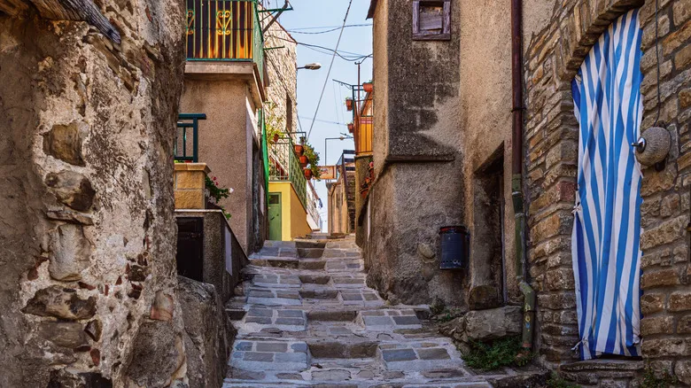 Pietrapertosa: Descubre la Joya Escondida de Basilicata y la Aventura en las Dolomitas Lucanas