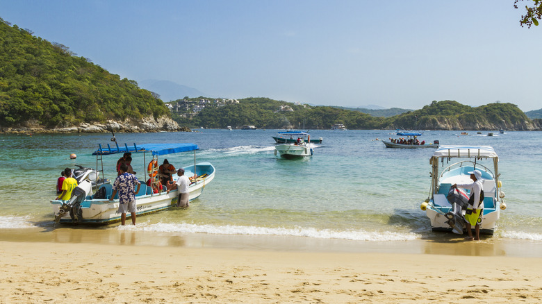 Playa La Entrega: Descubre el Paraíso Oculto de Huatulco y la Magia Culinaria de Oaxaca