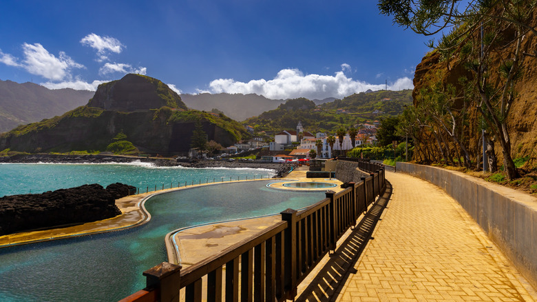 Porto da Cruz, Madeira: La Joya Escondida con Playas Volcánicas y Cultura Auténtica