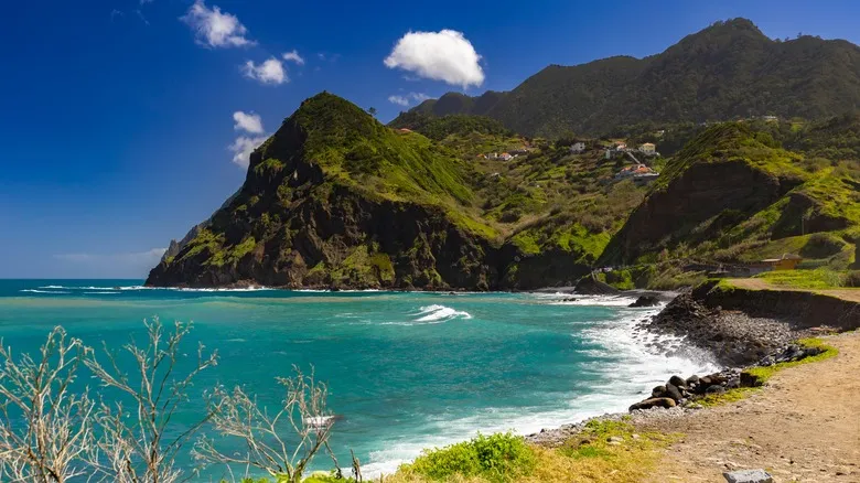 Porto da Cruz, Madeira: La Joya Escondida con Playas Volcánicas y Cultura Auténtica