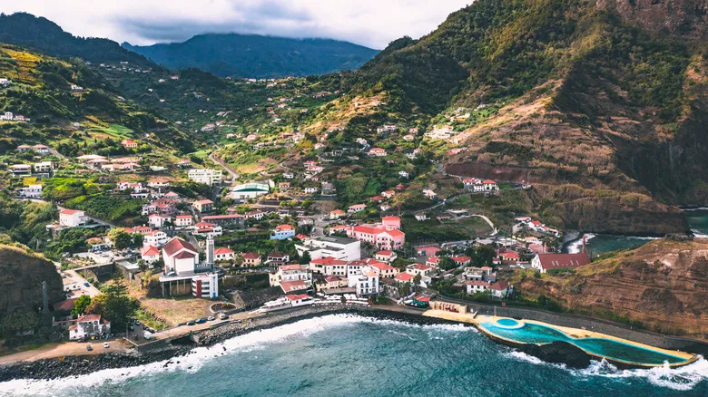 Porto da Cruz, Madeira: La Joya Escondida con Playas Volcánicas y Cultura Auténtica