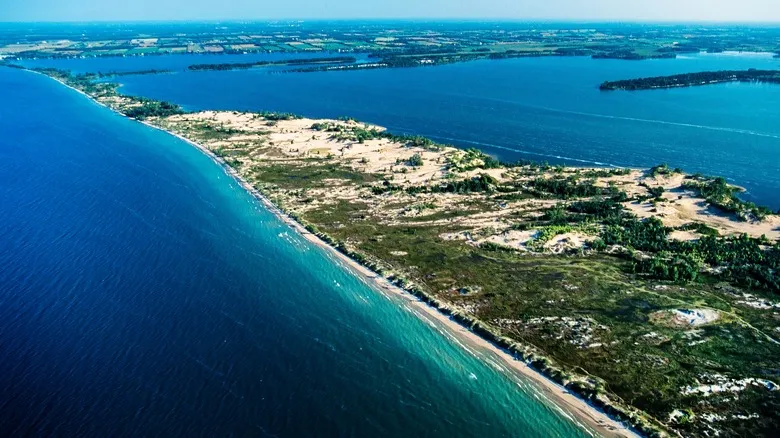 Prince Edward County: Escapada Inolvidable entre Vinos y Playas de Ontario