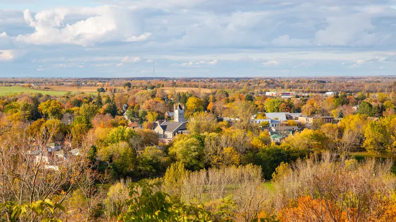Prince Edward County: Escapada Inolvidable entre Vinos y Playas de Ontario