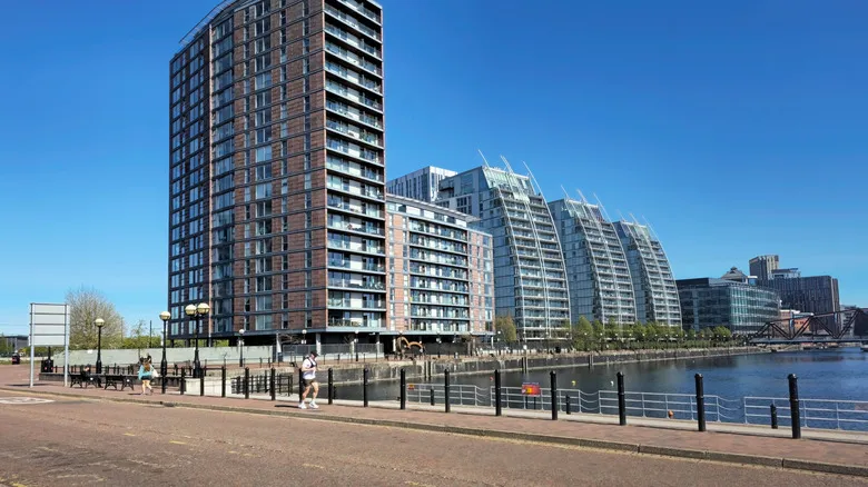 Salford: Descubre el Vibrante Centro Cultural Emergente de Inglaterra Cerca de Manchester
