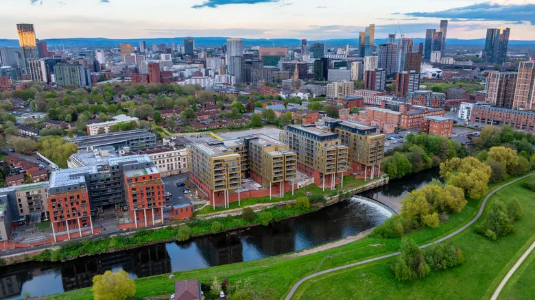 Salford: Descubre el Vibrante Centro Cultural Emergente de Inglaterra Cerca de Manchester