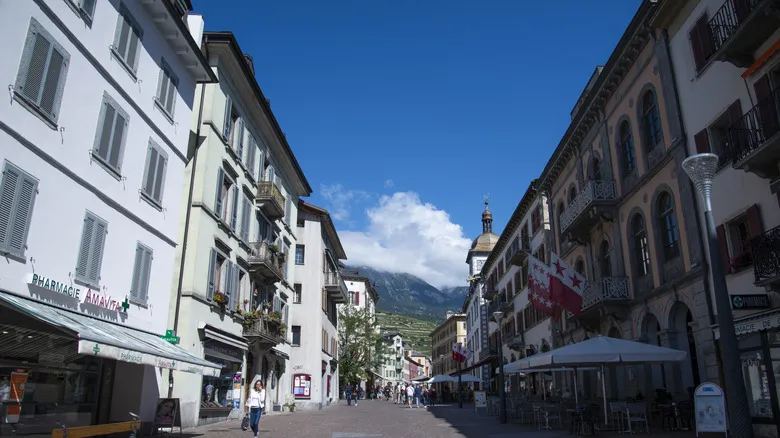 Sion, Suiza: Un Encanto Atemporal entre Castillos, Viñedos y Sabores Alpinos