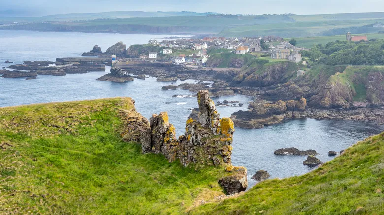St. Abbs: Descubre el Encanto Oculto de un Pueblo Costero Escocés para el Viajero Aventurero