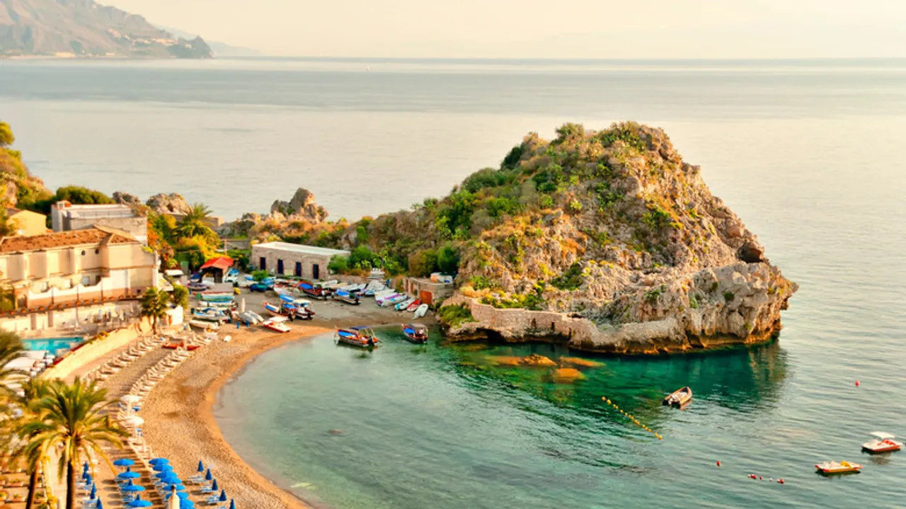 Taormina, Sicilia: Lujo y Belleza Eterna en el Exclusivo Mazzarò Sea Palace
