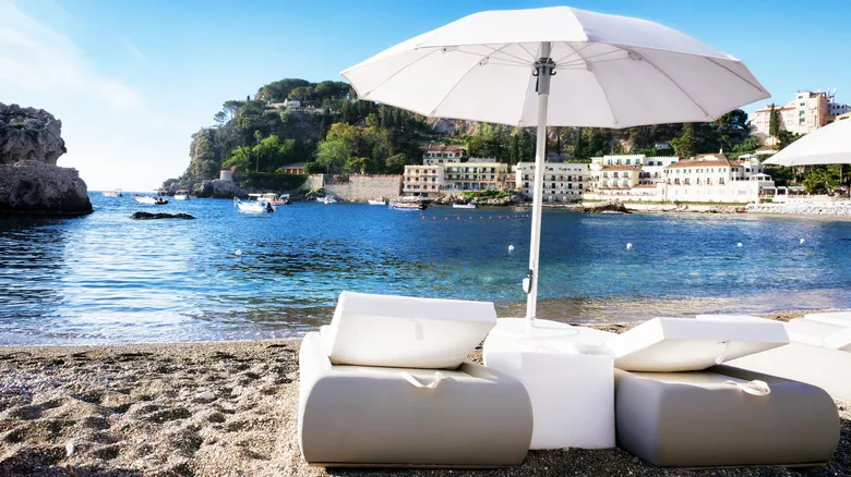 Taormina, Sicilia: Lujo y Belleza Eterna en el Exclusivo Mazzarò Sea Palace