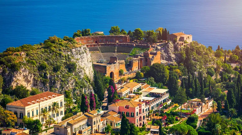 Taormina, Sicilia: Lujo y Belleza Eterna en el Exclusivo Mazzarò Sea Palace