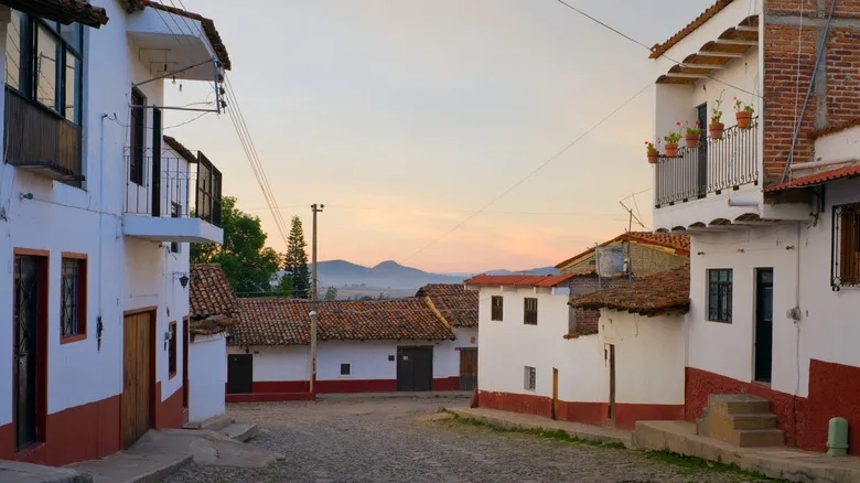 Tapalpa, Jalisco: Un Pueblo Mágico Imprescindible Más Allá de las Playas de México