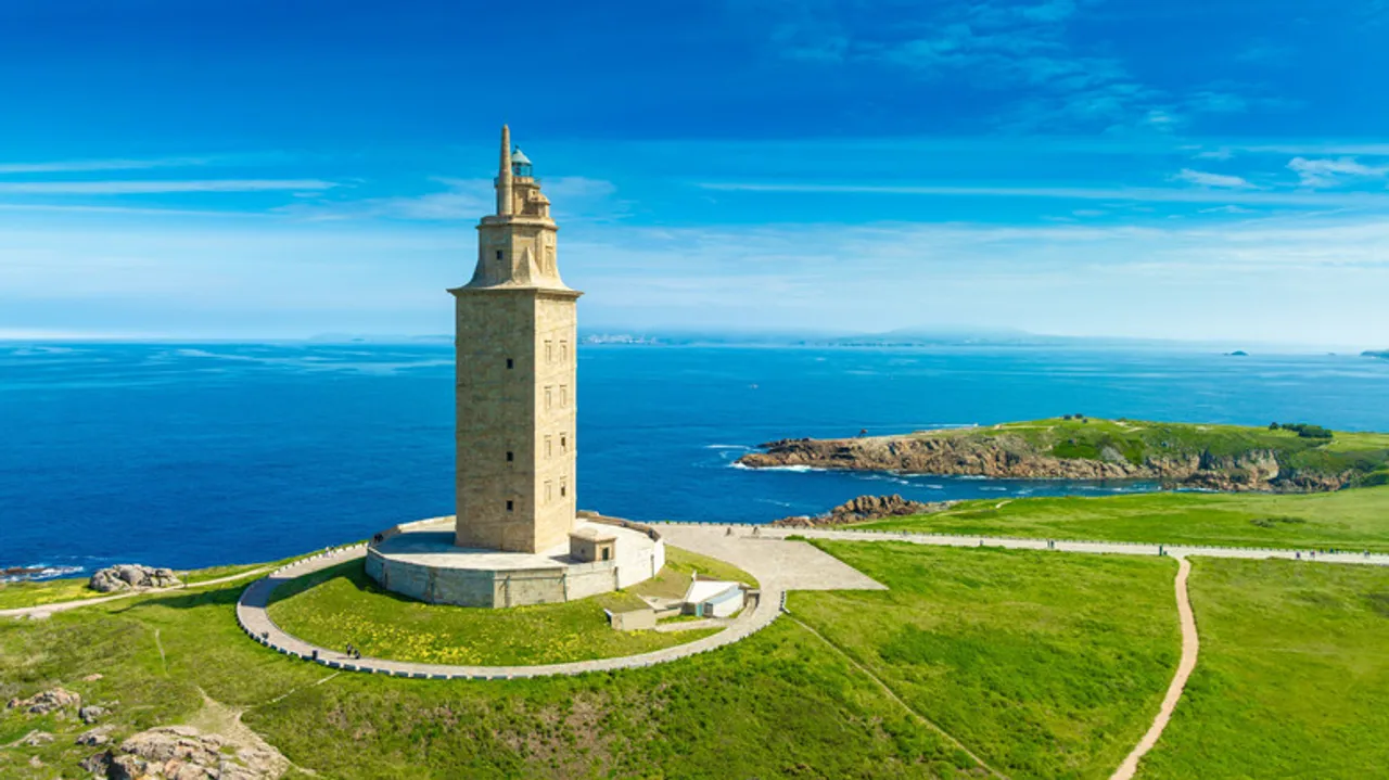 Torre de Hércules: El Faro Romano Milenario que Guía la Navegación en Galicia