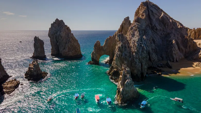 Viajes Seguros: Cómo Interpretar Alertas y Consejos para Destinos Turísticos Populares