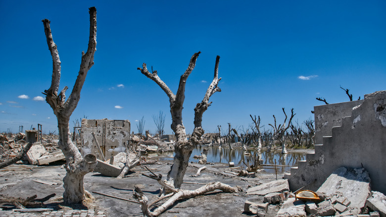 Villa Epecuén: El Fascinante Pueblo Fantasma Sumergido y Resurgido en Argentina