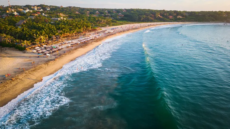 Zicatela: De Paraíso Surfista a Refugio de Lujo en Puerto Escondido